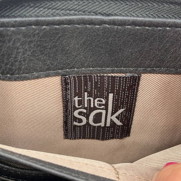 The Sak Leather Wristlet grey many CC Slots Zip pocket - Picture 7 of 7